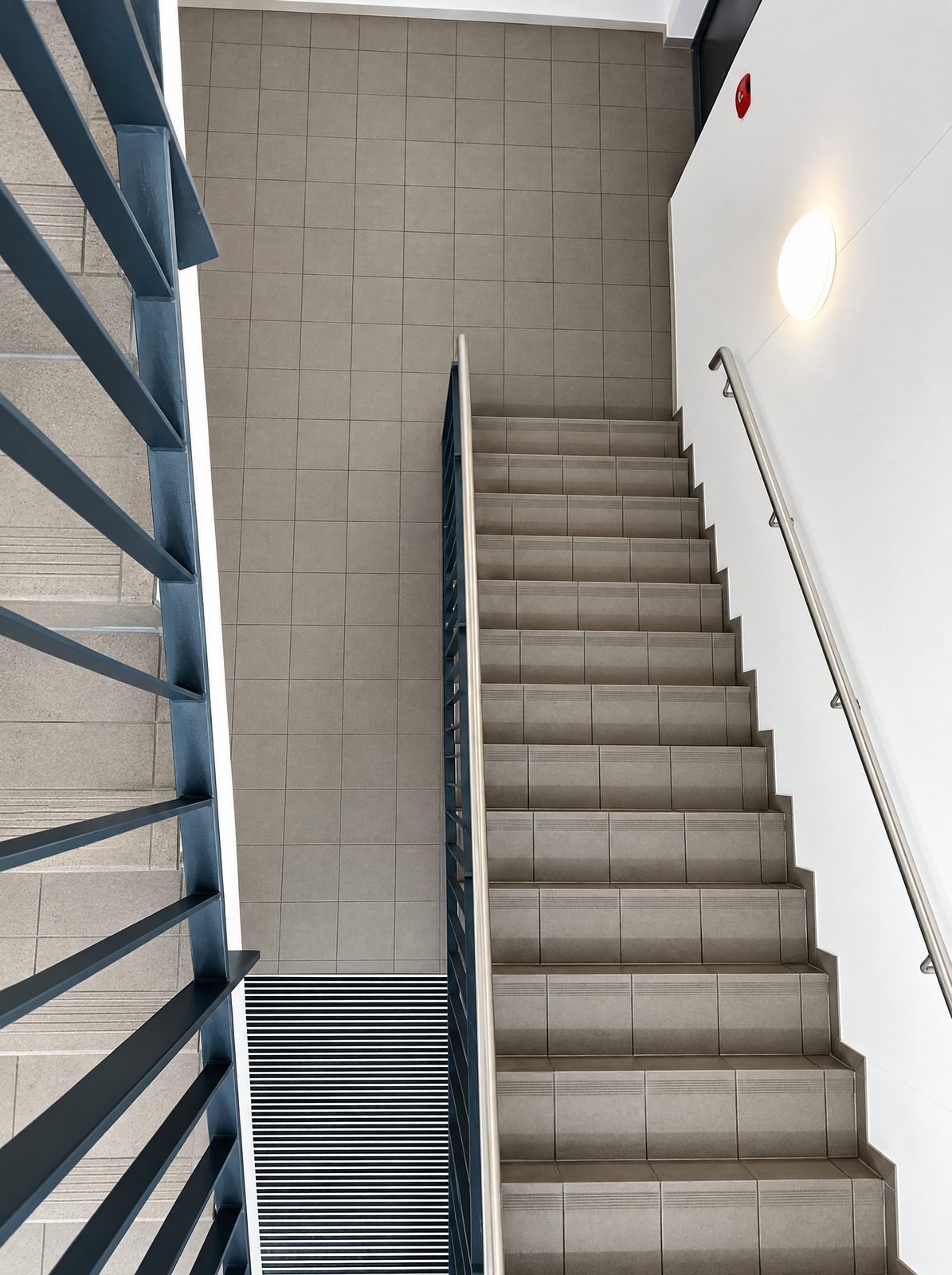 Hausmeisterservice: gepflegtes Treppenhaus in einem Wohngebäude